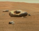 火星探测器拍到神秘怪石 形状似“甜甜圈”