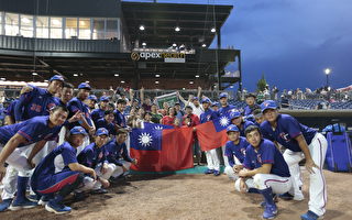 组图：台美棒球友谊赛 北卡台湾乡亲观赛加油