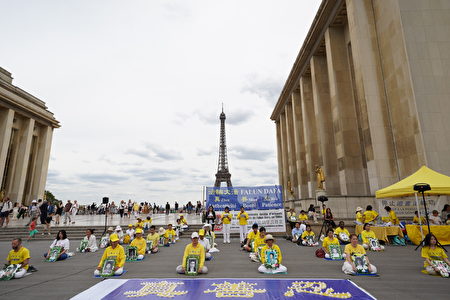 反迫害24年 法轮功巴黎铁塔集会 民众声援