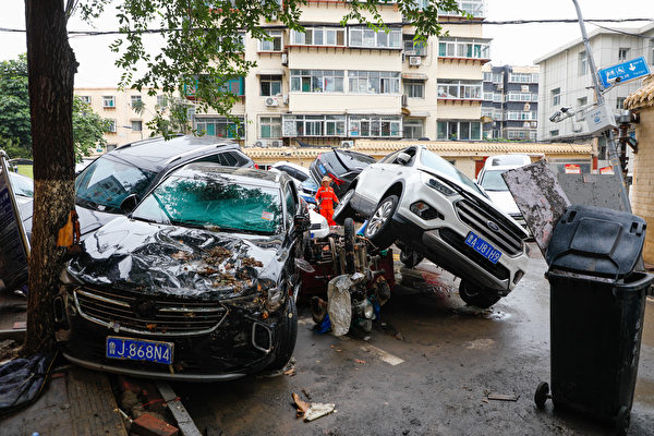 2023年7月29日，山东济南暴雨，城区道路成河，汽车被冲走后堆积在一起。（CFOTO/Future Publishing via Getty Images △）