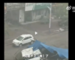 黑龙江巴彦遭雷雨狂风袭击 居民楼房盖被掀