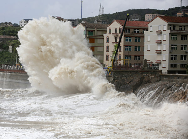 2023年8月2日，浙江近海掀起巨浪。（Xuejun/VCG via Getty Images △）