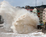台风逼近 浙江近海掀20米巨浪 百余景区关闭