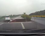 黑龍江暴雨多村被淹 高速路坍塌車輛墜洞