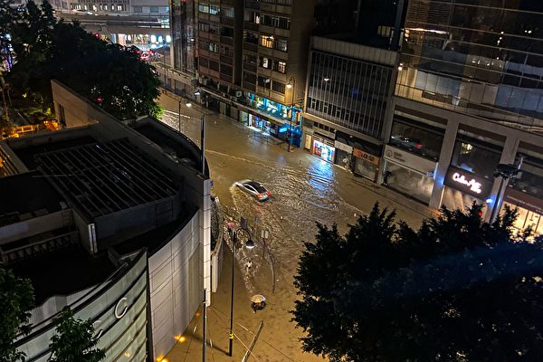 2023年9月7日，香港街头洪水情况。（DENE CHEN/AFP via Getty Images）