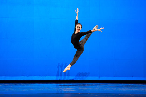 2023年9月10日，第十届新唐人全世界中国古典舞大赛在美国纽约州帕切斯学院表演艺术中心举行。图为青年女子组金奖范徽怡表演舞蹈《青烟幂影》。（戴兵／大纪元）
