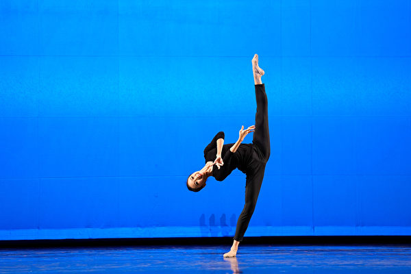 2023年9月10日，第十届新唐人全世界中国古典舞大赛在美国纽约州帕切斯学院表演艺术中心举行。图为青年女子组金奖范徽怡表演舞蹈《青烟幂影》。（戴兵／大纪元）