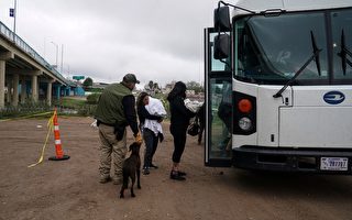 德州向洛城發派第13輛移民大巴 載46人抵達