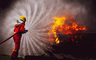 為什麼水能滅火？專家解析消防員用水滅火原理