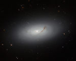 NASA新照如夢幻般 展示一個透鏡狀星系