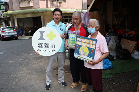  嘉义市政府环保局局长李佳禾今（22）日代表环境部赠送关怀米到陈先生家。