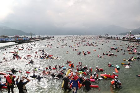 第41屆日月潭國際萬人泳渡嘉年華24日登場，共有來自33國、1,935隊、2萬4,636人報名。圖為泳客自朝霧碼頭下水。