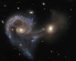 哈勃望远镜捕捉到两个正在合并的星系
