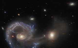 哈勃望远镜捕捉到两个正在合并的星系