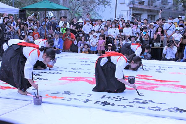 珍视传统 世代相传 日本熊野毛笔祭