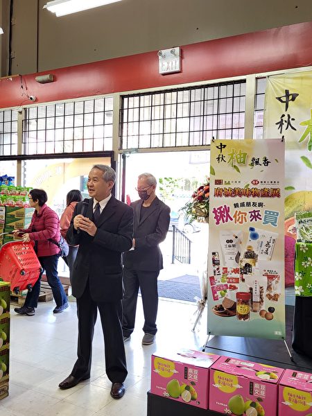 台南農業局局長李建裕遠道而來參加「台南食品節」並致辭。（邱晨/大紀元）