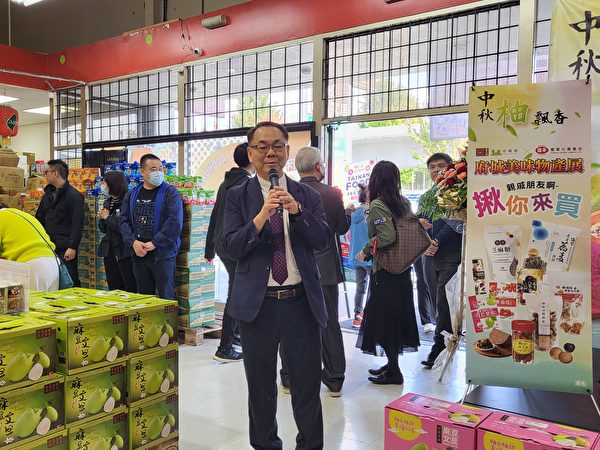 列治文市議員區澤光到場祝賀，並感謝國華帶來高質量台灣農產品。（邱晨/大紀元）