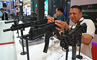 组图：印度国土安全展 陈列各式枪支武器