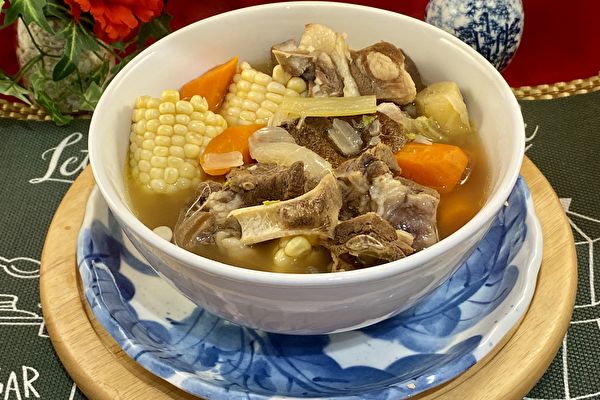 【梁廚美食】玉米紅蘿蔔羊肉湯～驅寒滋補
