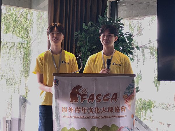溫哥華FASCA舉辦年終成果分享會，圖為參加台灣英文教授班學員分享。（邱晨／大紀元）
