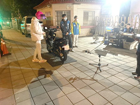 杨梅警方配合环保局执行“取缔改装噪音车辆”联合稽查勤务。