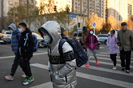 染疫孩子的家长焦灼疲惫 炼狱般经历引共鸣
