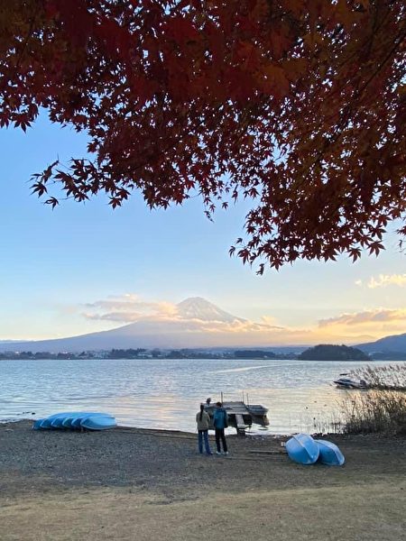 比赛中欣赏到大桥的富士山景色，同时经过河口湖和西湖地区的各种景点。