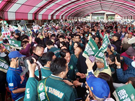 民进党总统候选人赖清德新竹县后援会成立大会现场涌入逾千名支持者，赖清德抵达时受到热烈欢迎，乡亲挥舞手摇旗高喊“当选”。