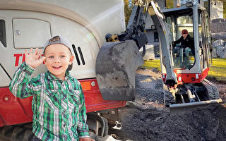 瑞典3岁男童独自驾驶挖掘机 技术超娴熟