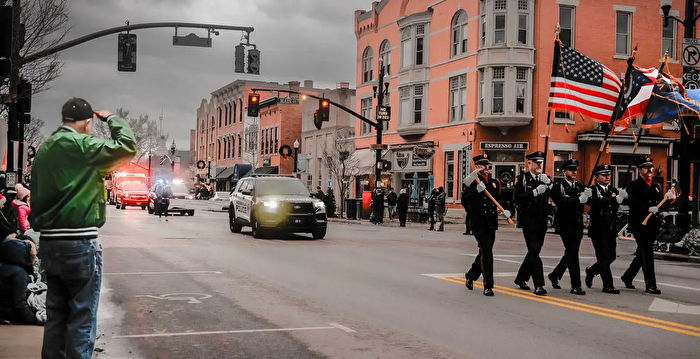 Ohio Photographer Captures Old Man Saluting US Flag at Christmas Parade, Tracks Him Down for a Talk