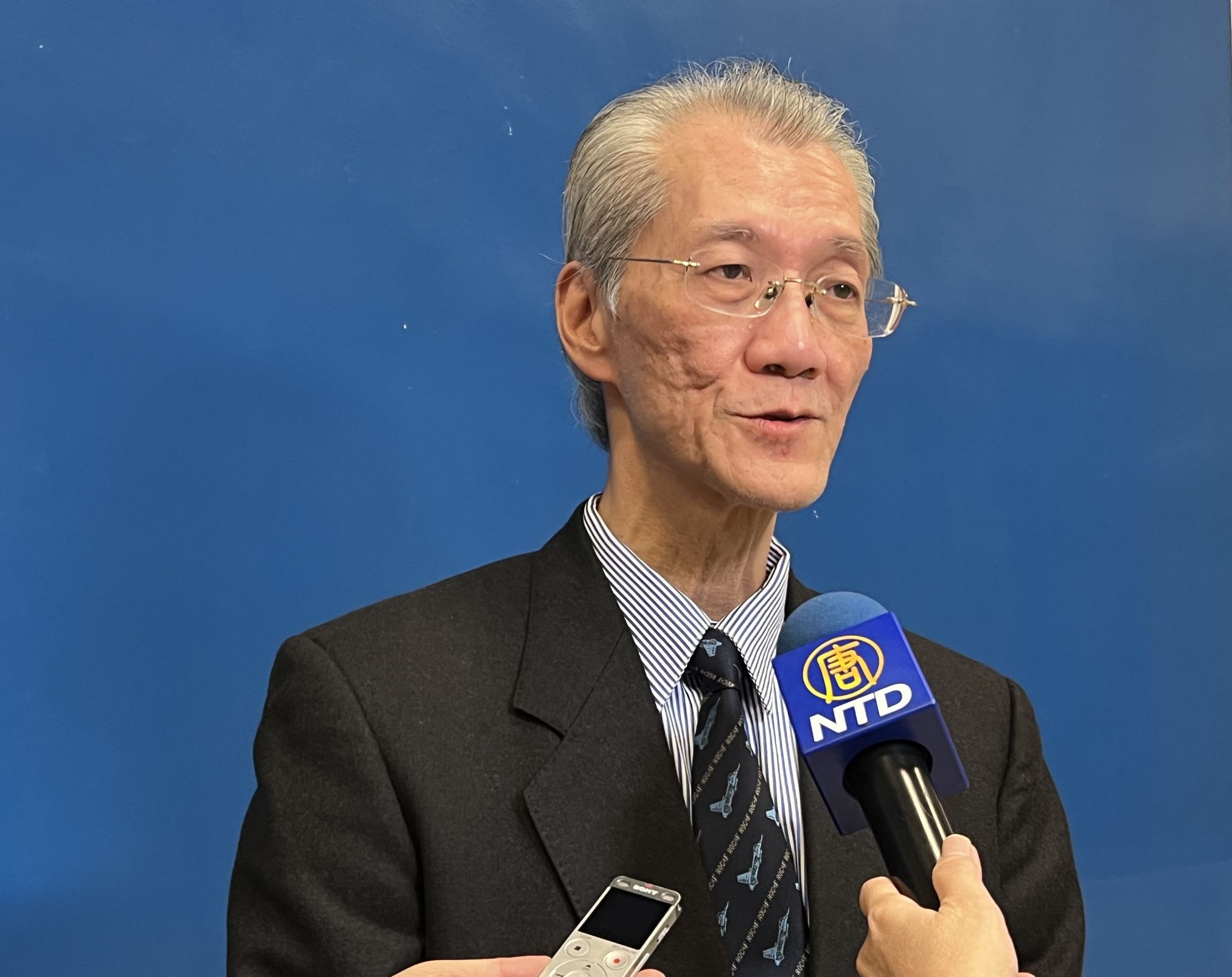 台湾大学政治学名誉教授明居正表示，三退大潮是中国人和平的良心觉醒运动。