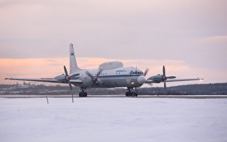 着陆时偏离跑道 俄罗斯客机降在结冰河面上