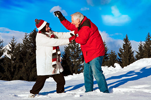 恩愛夫妻在雪地裡肆意玩耍 溫馨視頻走紅