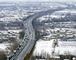 暴雪冻雨来袭 中国百余公路路段封闭