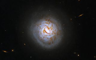 哈勃望远镜拍到一个像棒球的螺旋星系