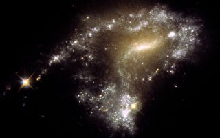 NASA新图：星系碰撞形成“一串珍珠”