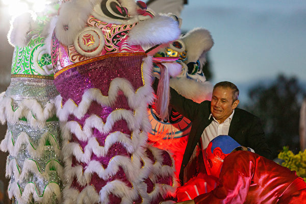 西澳州长Roger Cook在庆典开幕式上给舞狮红包