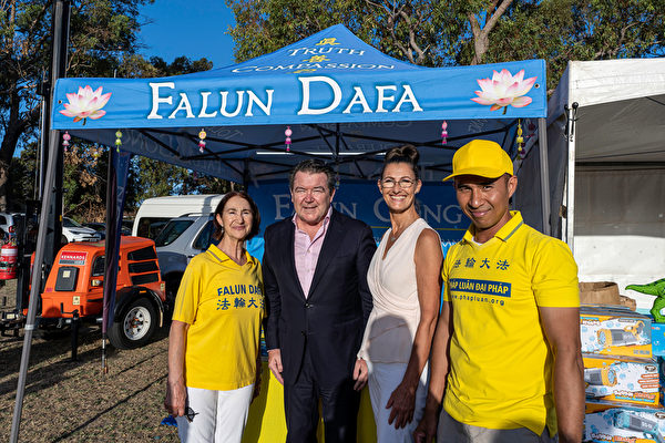 自由党西澳联邦参议员Dean Smith与法轮功学员合影