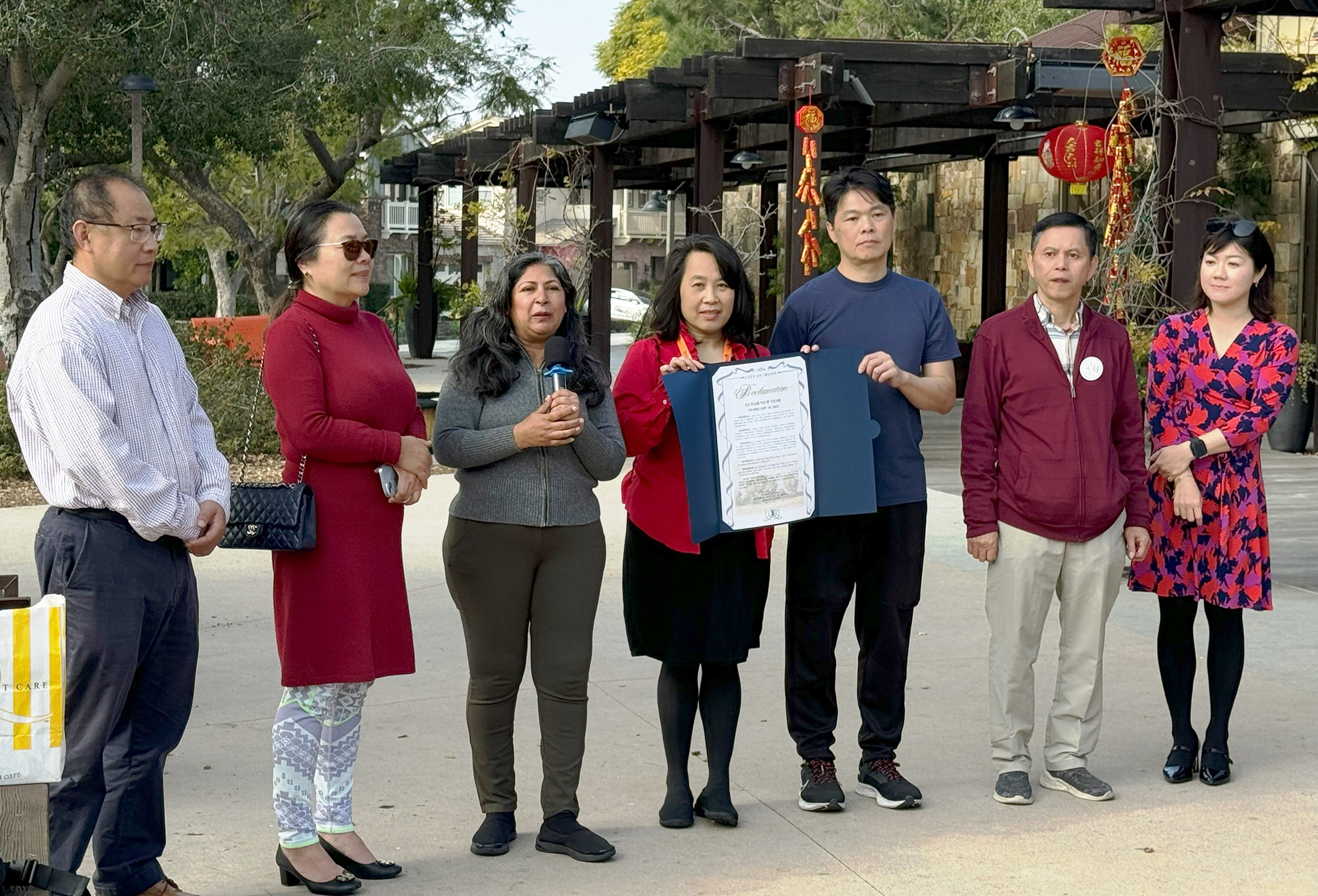 橙县大公园台湾同乡会餐叙 尔湾市长赠龙年红包