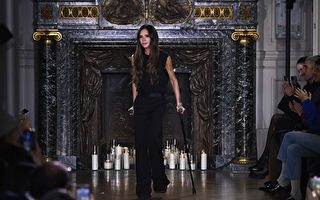 貝克漢妻子維多利亞在巴黎時裝秀上拄著枴杖