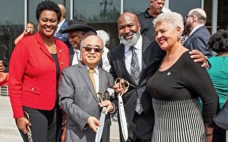 休斯顿市长任命首位华裔李雄担任房管局委员