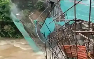 超强暴雨来袭 广东韶关一大桥铁架被冲塌
