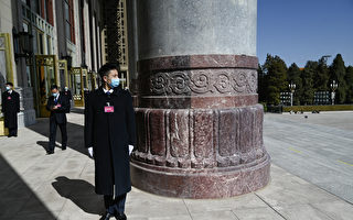 2024年3月8日，两会期间，人民大会堂安保人员戴口罩。（PEDRO PARDO/AFP via Getty Images）