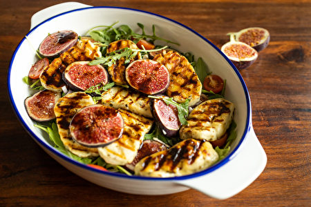Fig And Halloumi Salad With Balsamic Dressing