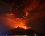 印尼火山多次喷发 机场关闭逾万人撤离