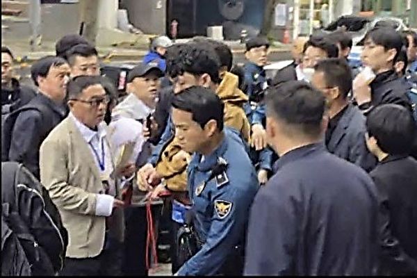 济州中国游客破坏法轮功展板 被韩国警方逮捕