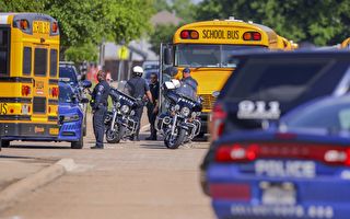 高中生被指控在德州阿灵顿校园内枪杀同学