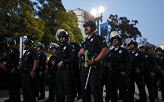 警力聚集加大LA分校 與反猶抗議者對峙