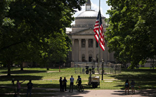 北卡大學生保護國旗走紅 眾籌獲40萬美元