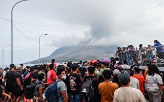 组图：印尼火山再喷发 机场关闭逾万人撤离